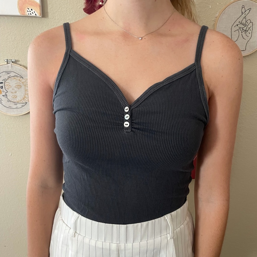 American Eagle gray three buttoned cami top.